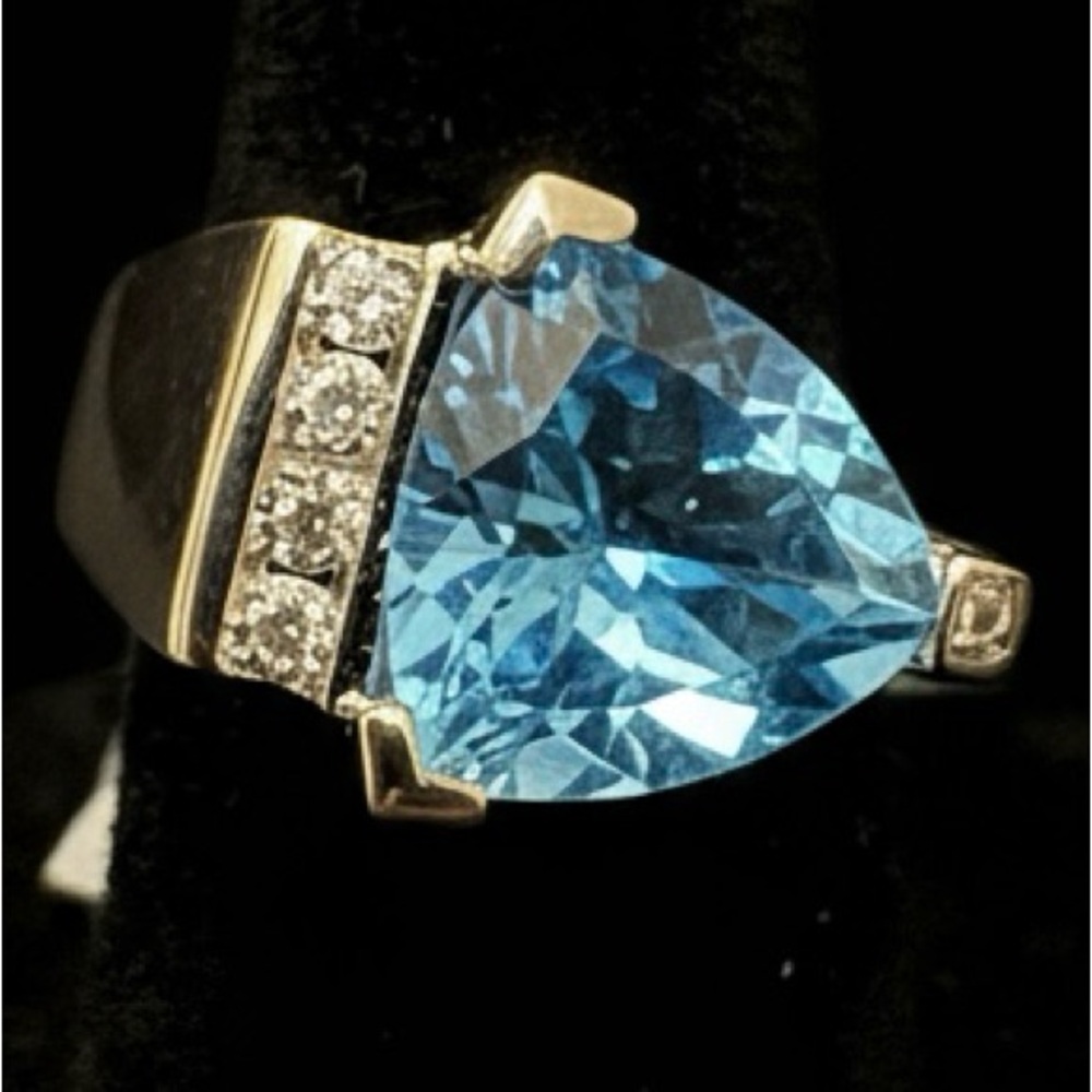 Elegant Blue topaz Gemstone Ring set in stunning‎ sterling silver
